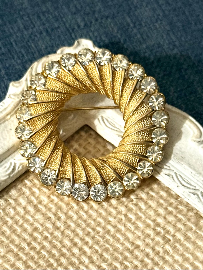 Vintage Bsk Designer Signed Clear Rhinestone Gold Tone Round Open Circle Brooch 40$